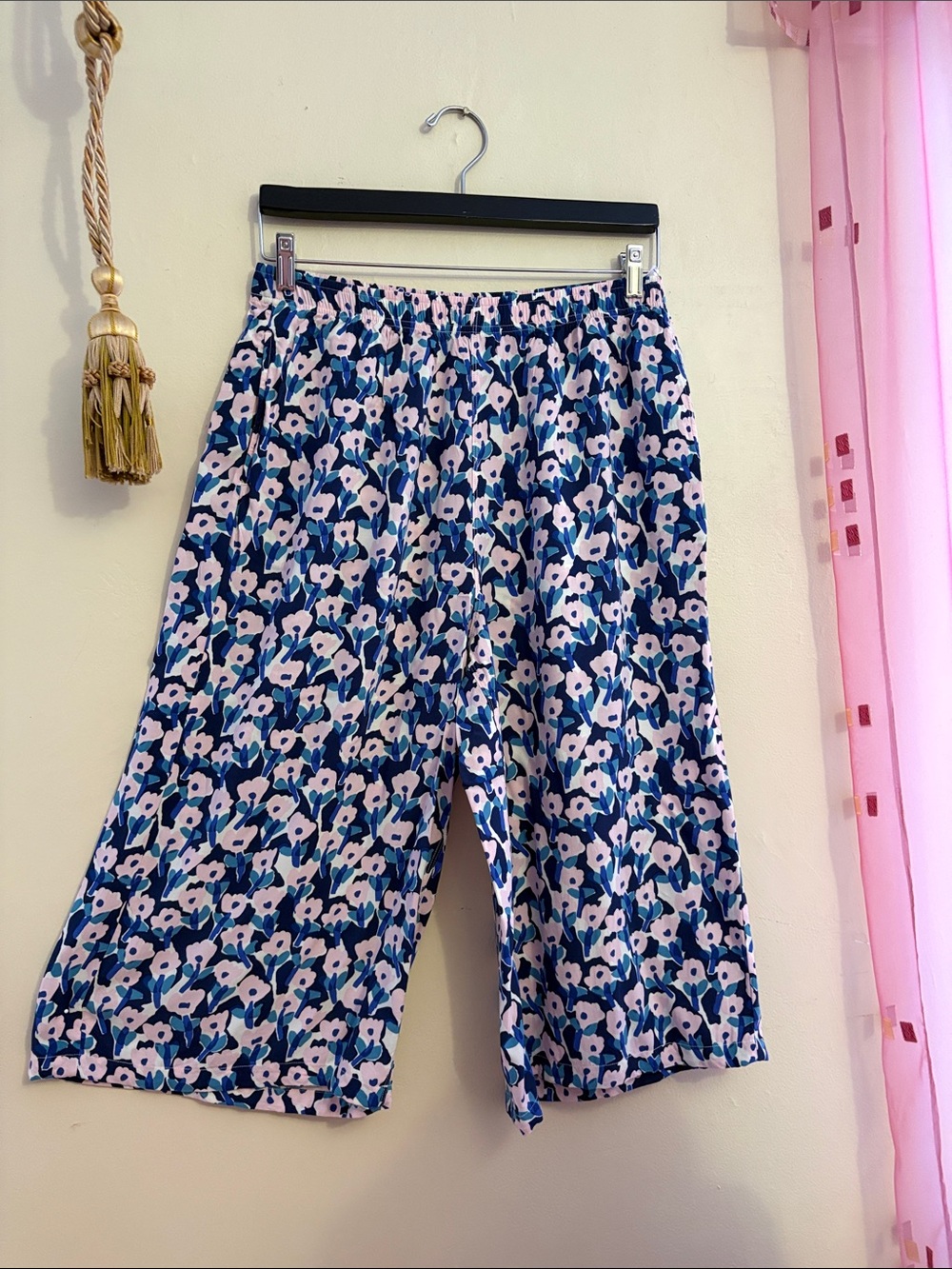 Uniqlo Navy & Light Pink Floral Wide-Leg Capris. RAYON